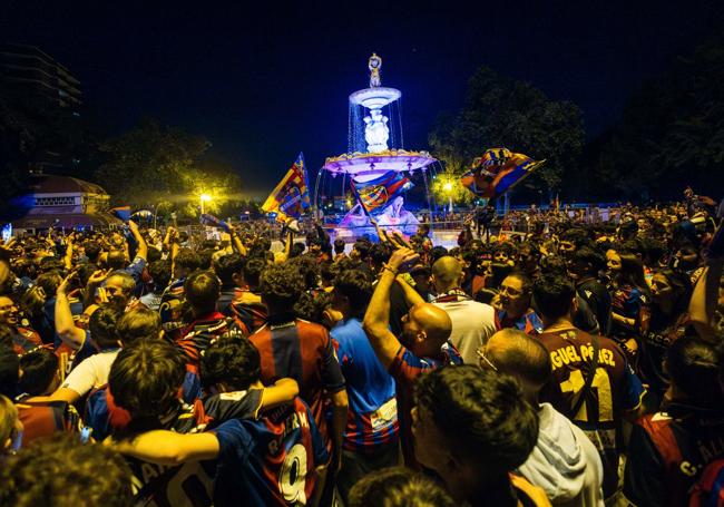 Aficionados granotas en la Fuente de las Cuatro Estaciones celebrando el ascenso.