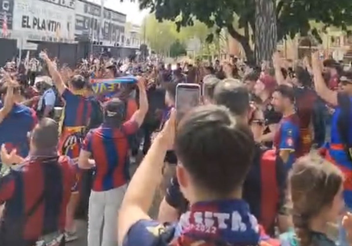 La afición del Levante en las afueras del estadio del Burgos.