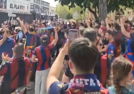 La afición del Levante en las afueras del estadio del Burgos.