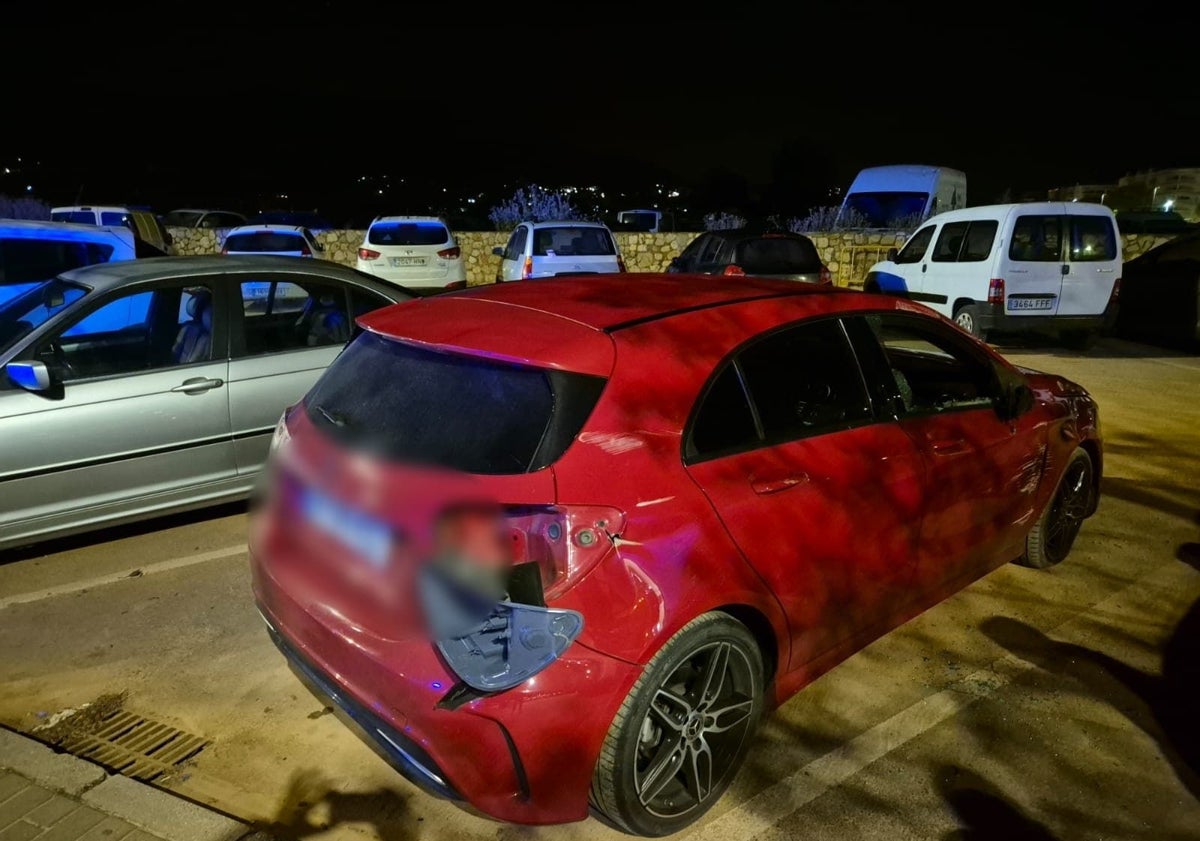 Imagen principal - El vehículo encontrado por la Policía, y una imagen de archivo del acceso al túnel del castillo de Denia