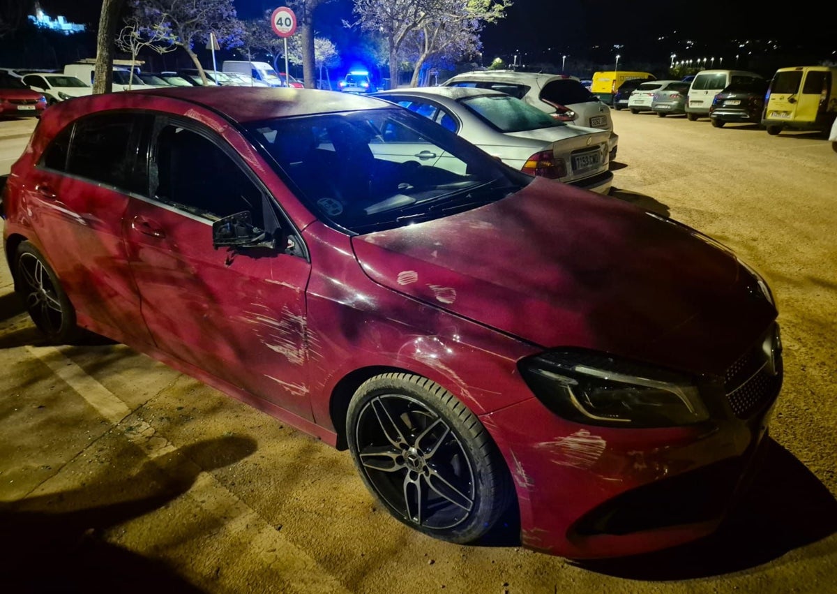 Imagen secundaria 1 - El vehículo encontrado por la Policía, y una imagen de archivo del acceso al túnel del castillo de Denia
