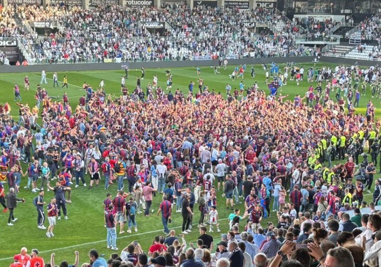 Los seguidores del Levante invaden el césped de El Plantío tras el histórico ascenso.