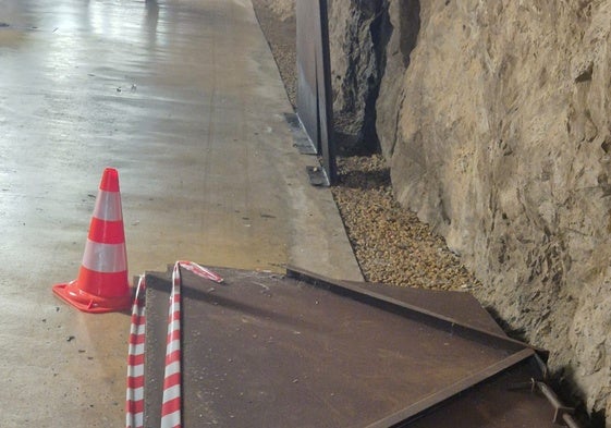 La puerta arrancada del túnel del castillo de Denia.