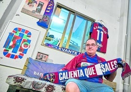 Virgilio Urrea, que perdió casi todas sus bufandas, chandals y camisetas del Levante durante el día 29 de octubre posa con las pertenencias que le han regalado sus familiares y amigos tras la dana.