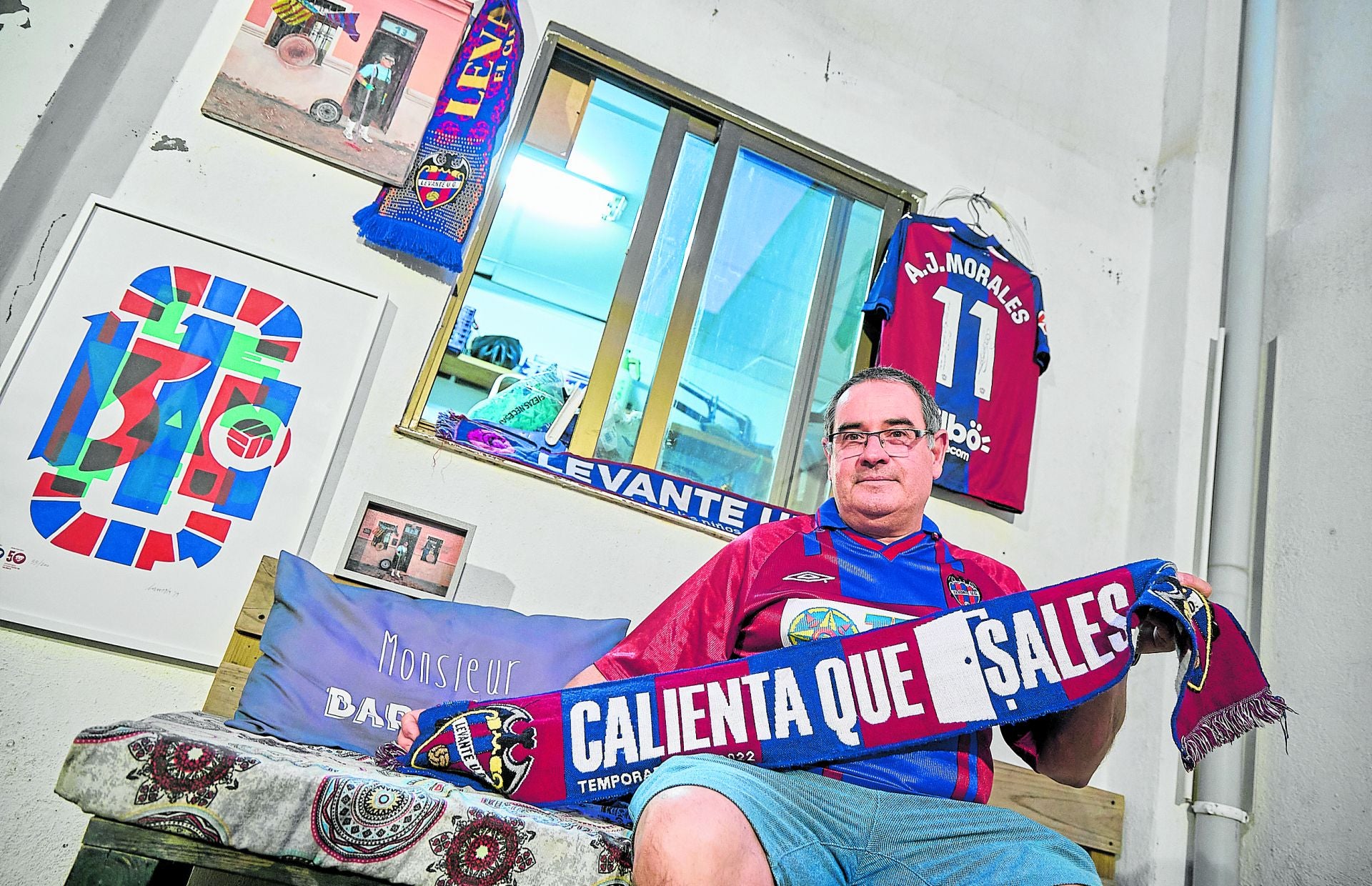 Virgilio Urrea, que perdió casi todas sus bufandas, chandals y camisetas del Levante durante el día 29 de octubre posa con las pertenencias que le han regalado sus familiares y amigos tras la dana.
