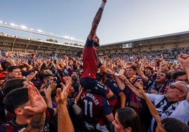 El Levante celebra con su afición en el césped.
