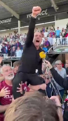 Entrenador y jugadores del Levante celebran el ascenso