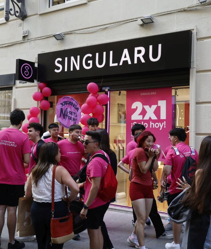 Imagen secundaria 2 - Colas en la puerta de la nueva tienda de Singularu.