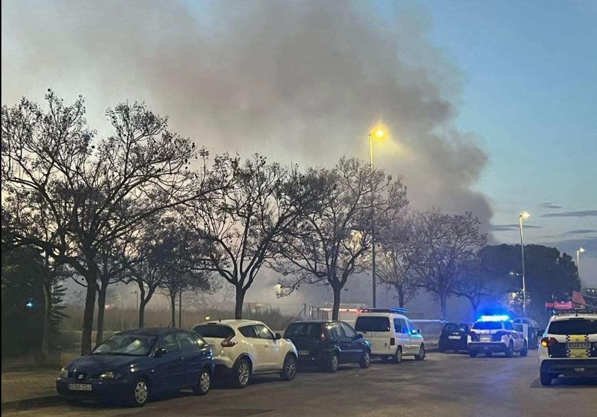 El humo tóxico sale de la nave incendiada.
