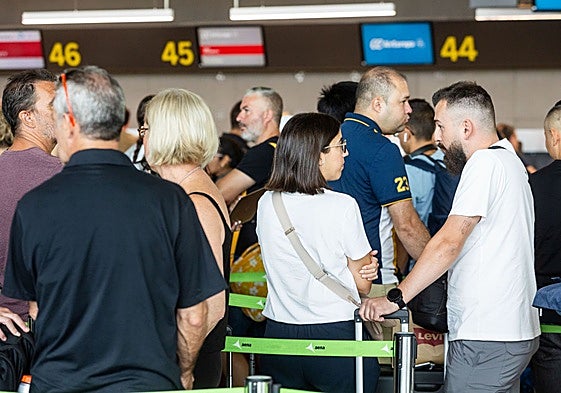 Viajeros en el aeropuerto de Manises.