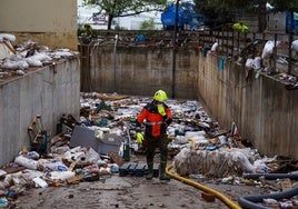 Limpieza del Centro Comercioal Bonaire arrasado por la dana.