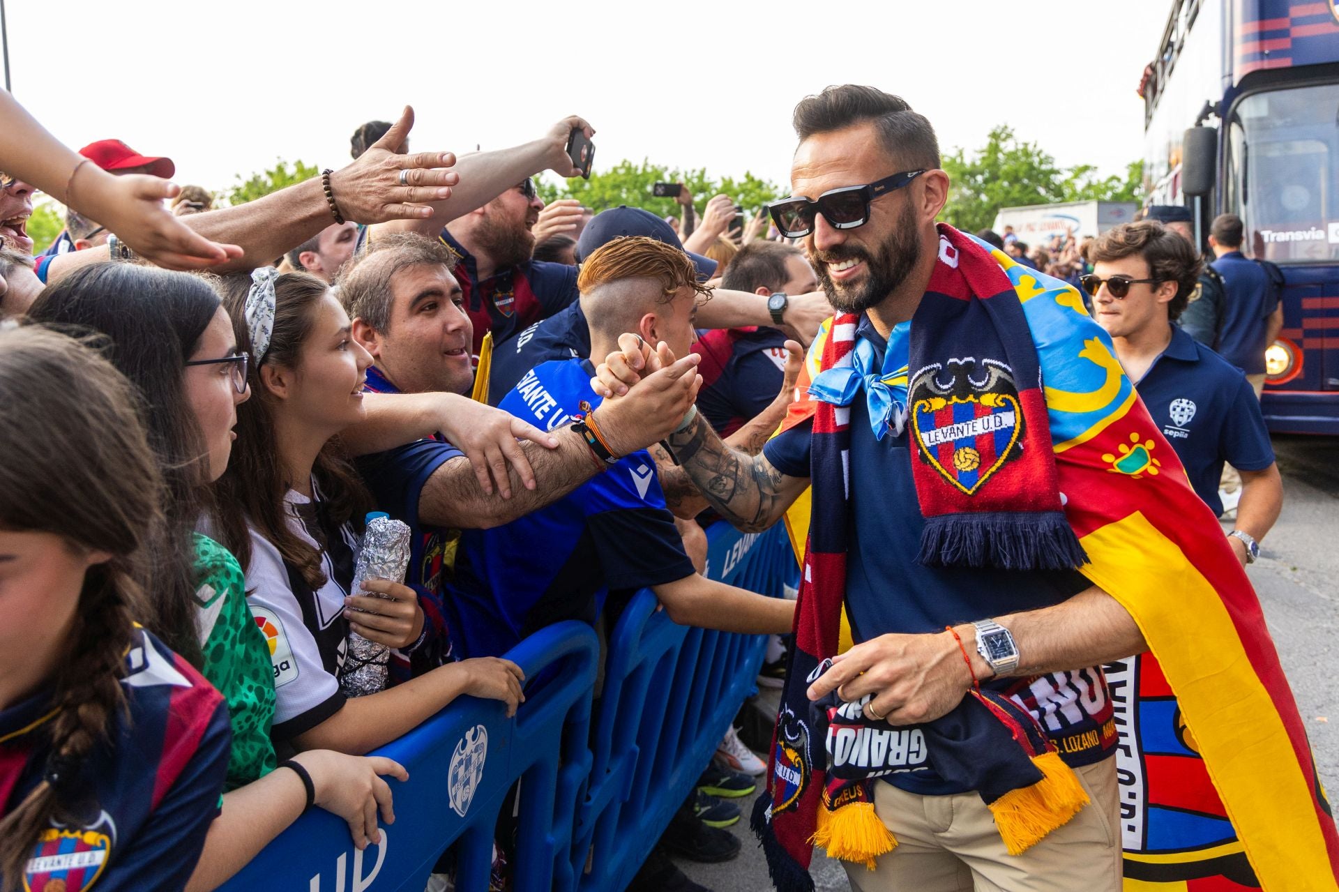 La rúa de celebración del ascenso del Levante, en imágenes