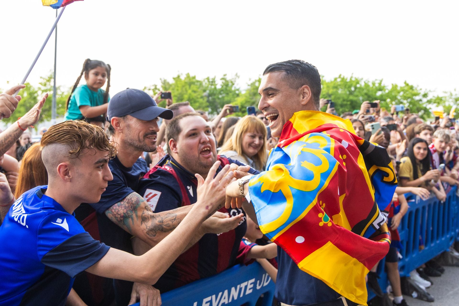 La rúa de celebración del ascenso del Levante, en imágenes