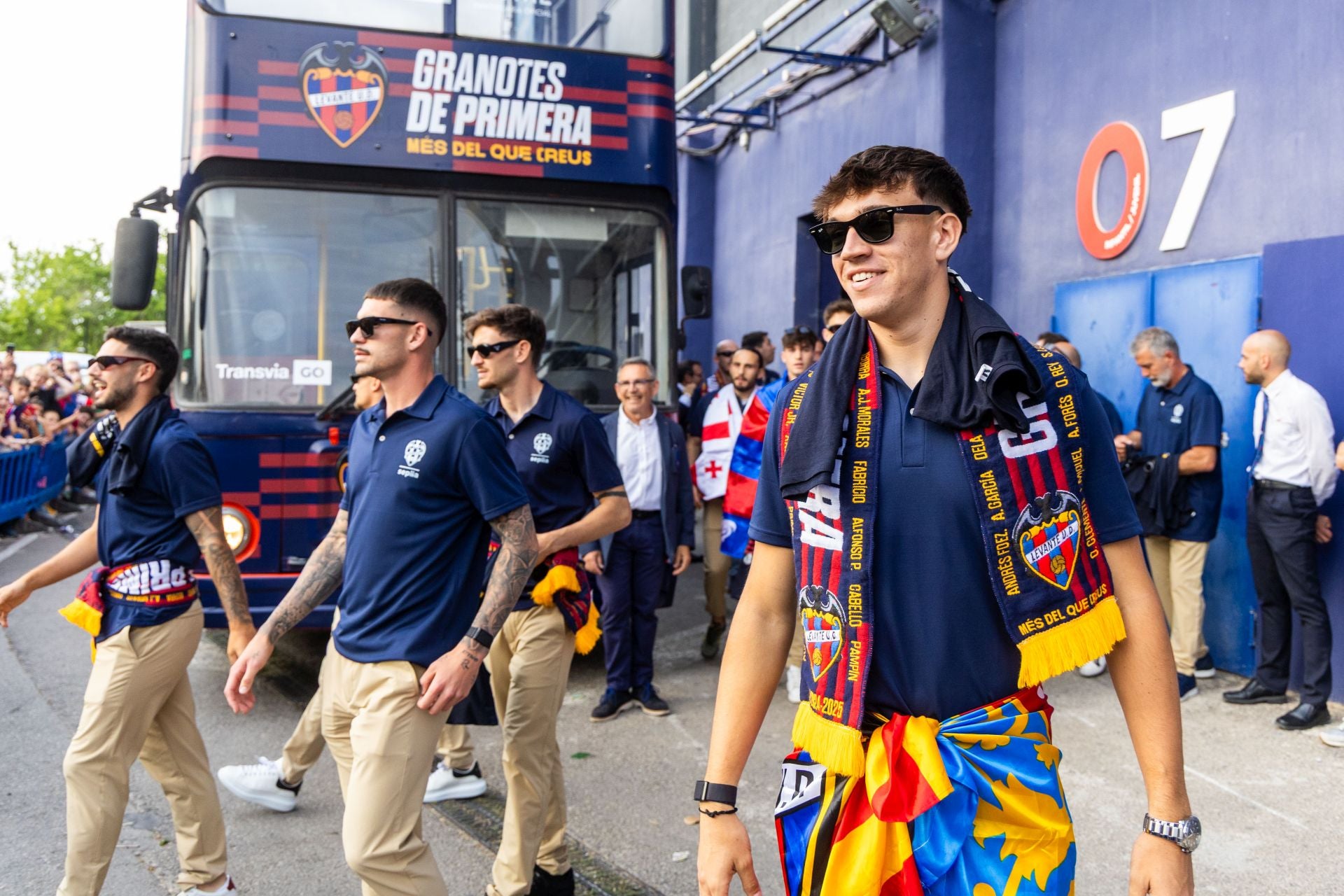 La rúa de celebración del ascenso del Levante, en imágenes