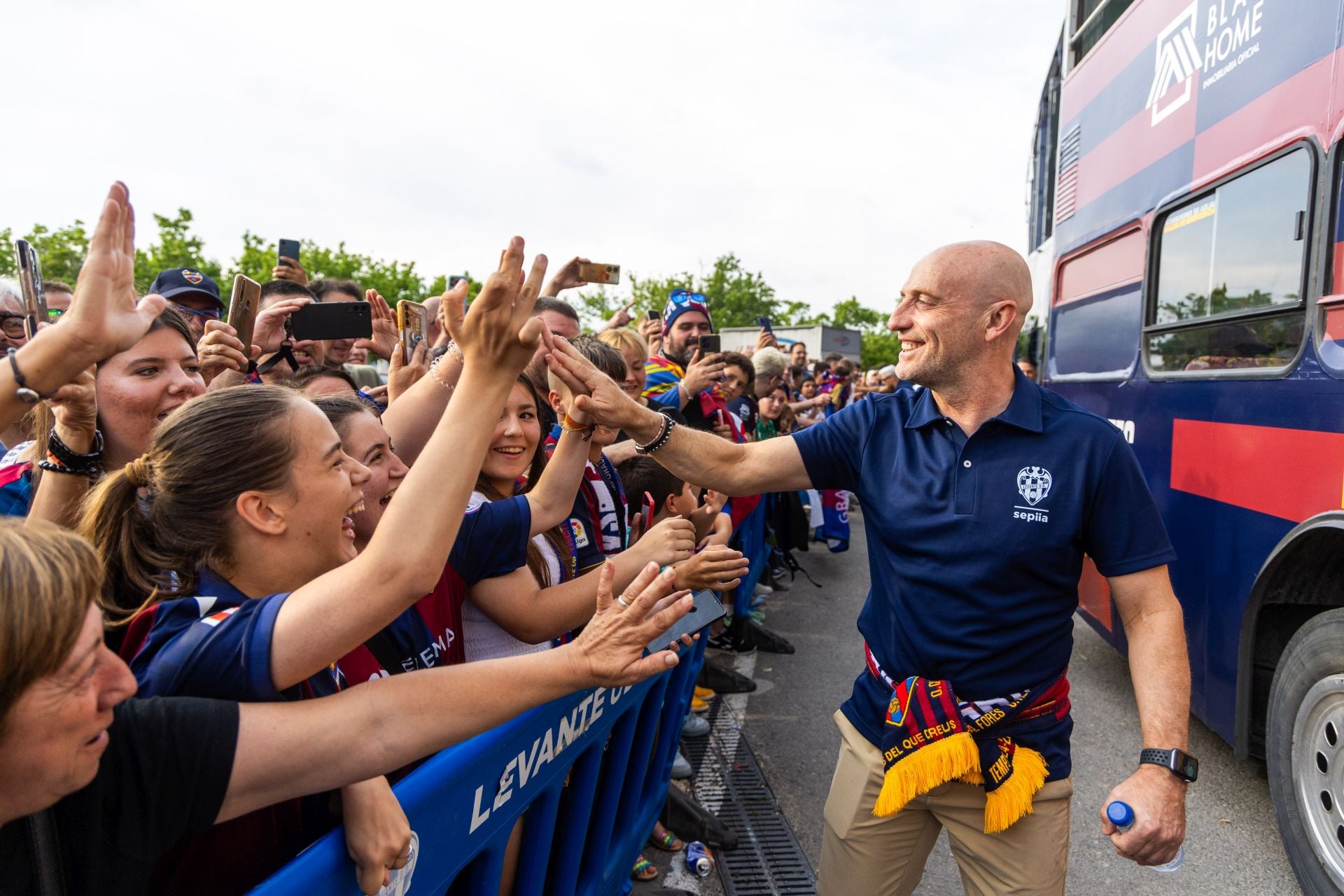 La rúa de celebración del ascenso del Levante, en imágenes