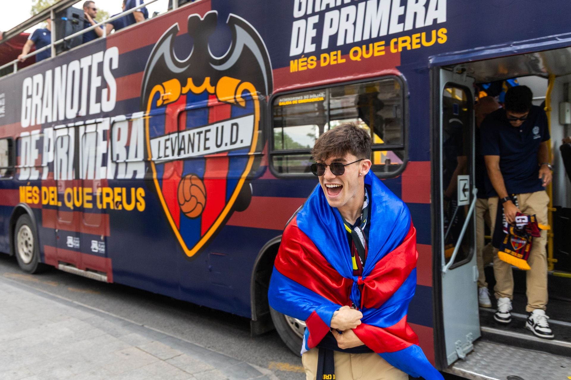 La rúa de celebración del ascenso del Levante, en imágenes