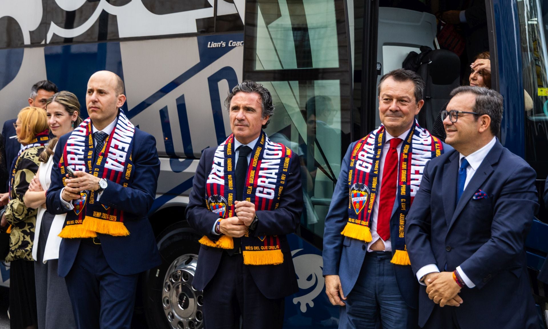 La rúa de celebración del ascenso del Levante, en imágenes