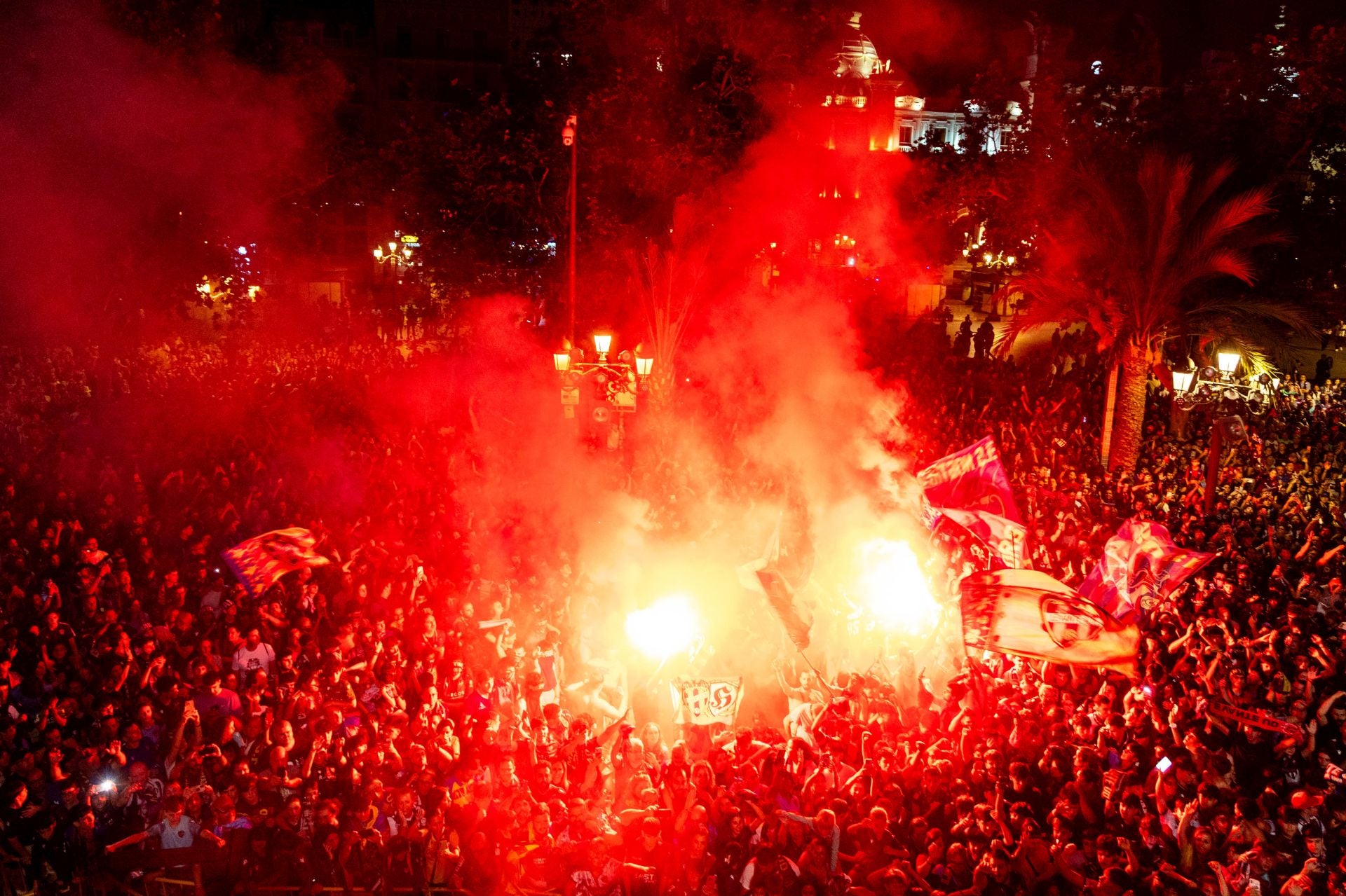 La rúa de celebración del ascenso del Levante, en imágenes