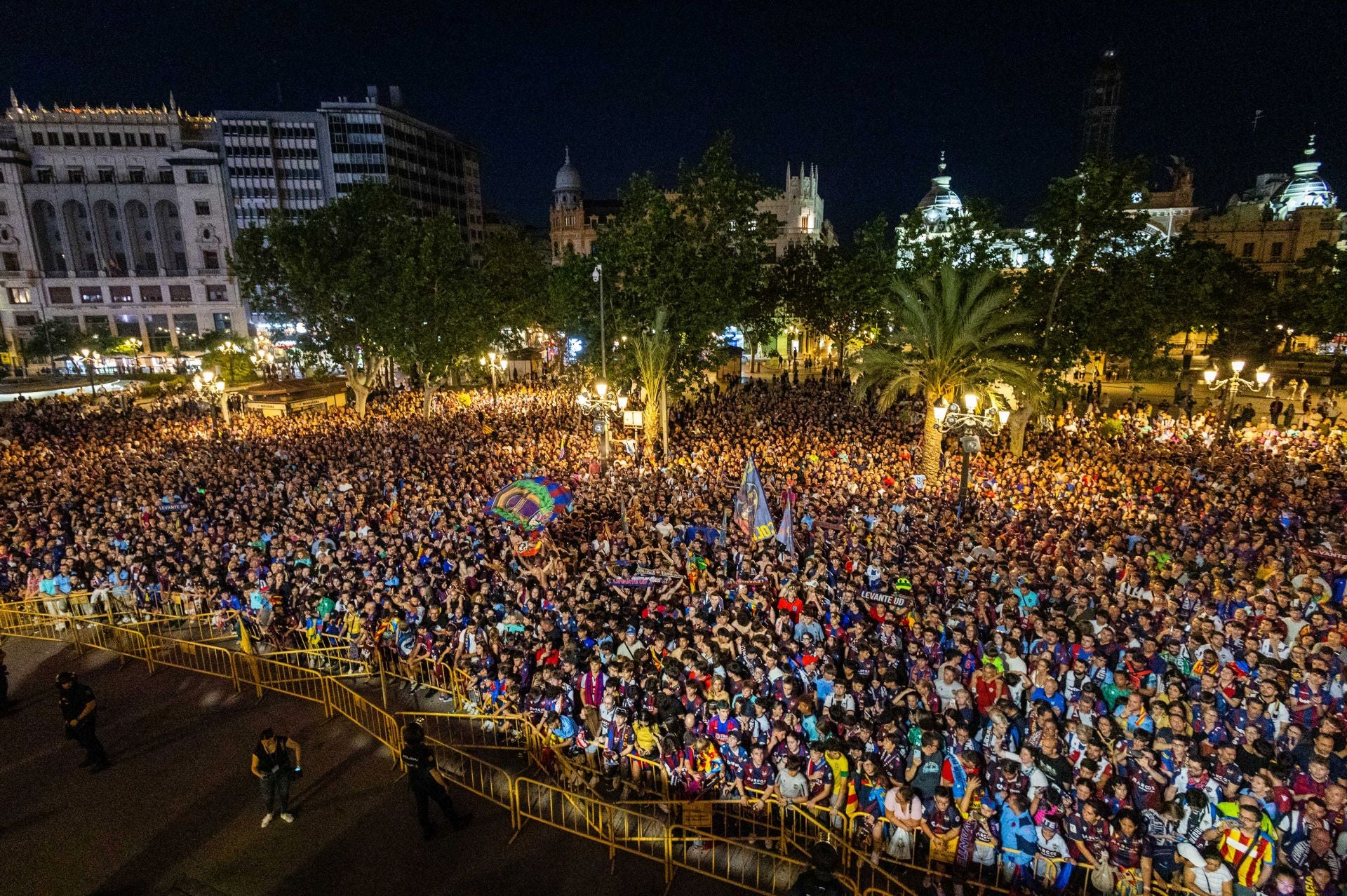 La rúa de celebración del ascenso del Levante, en imágenes