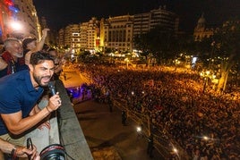 La afición del Levante, en la plaza del Ayuntamiento.