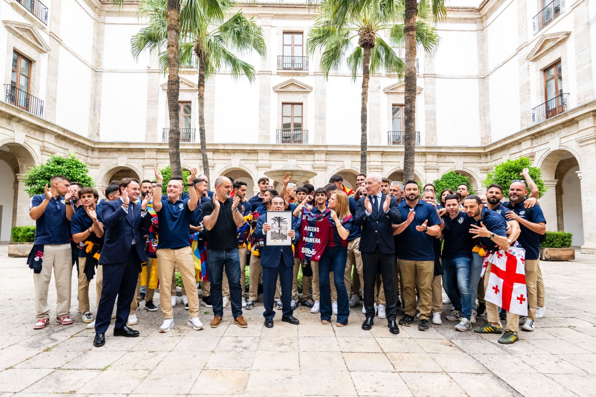 La rúa de celebración del ascenso del Levante, en imágenes