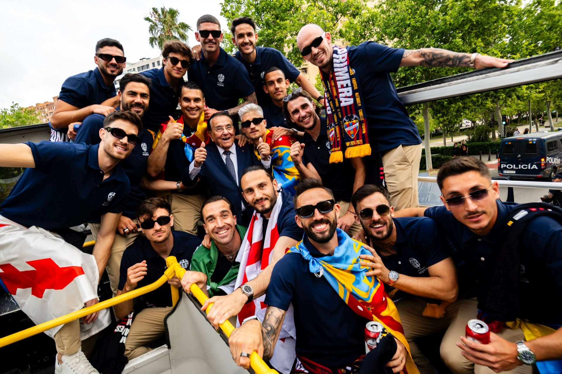La rúa de celebración del ascenso del Levante, en imágenes