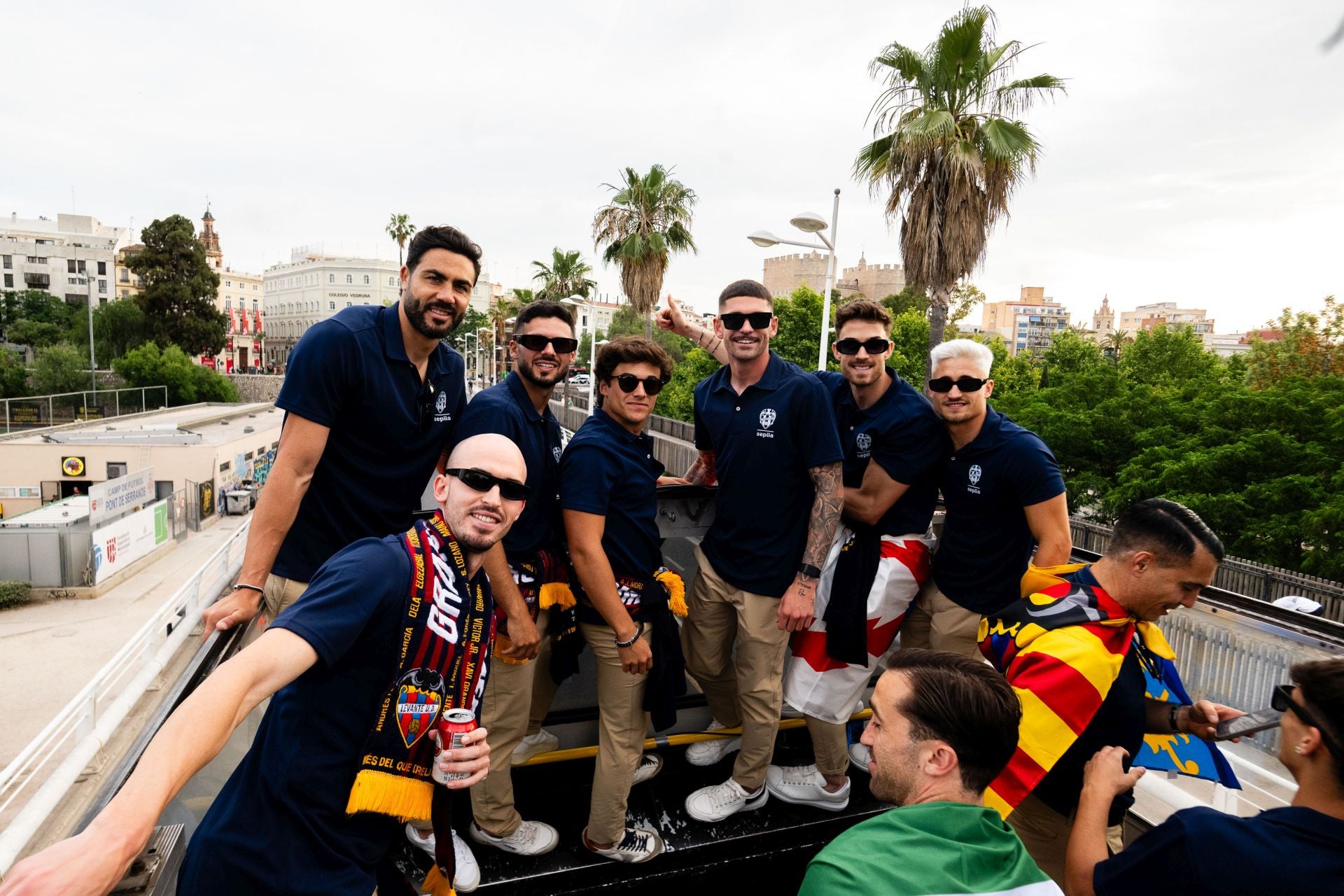 La rúa de celebración del ascenso del Levante, en imágenes