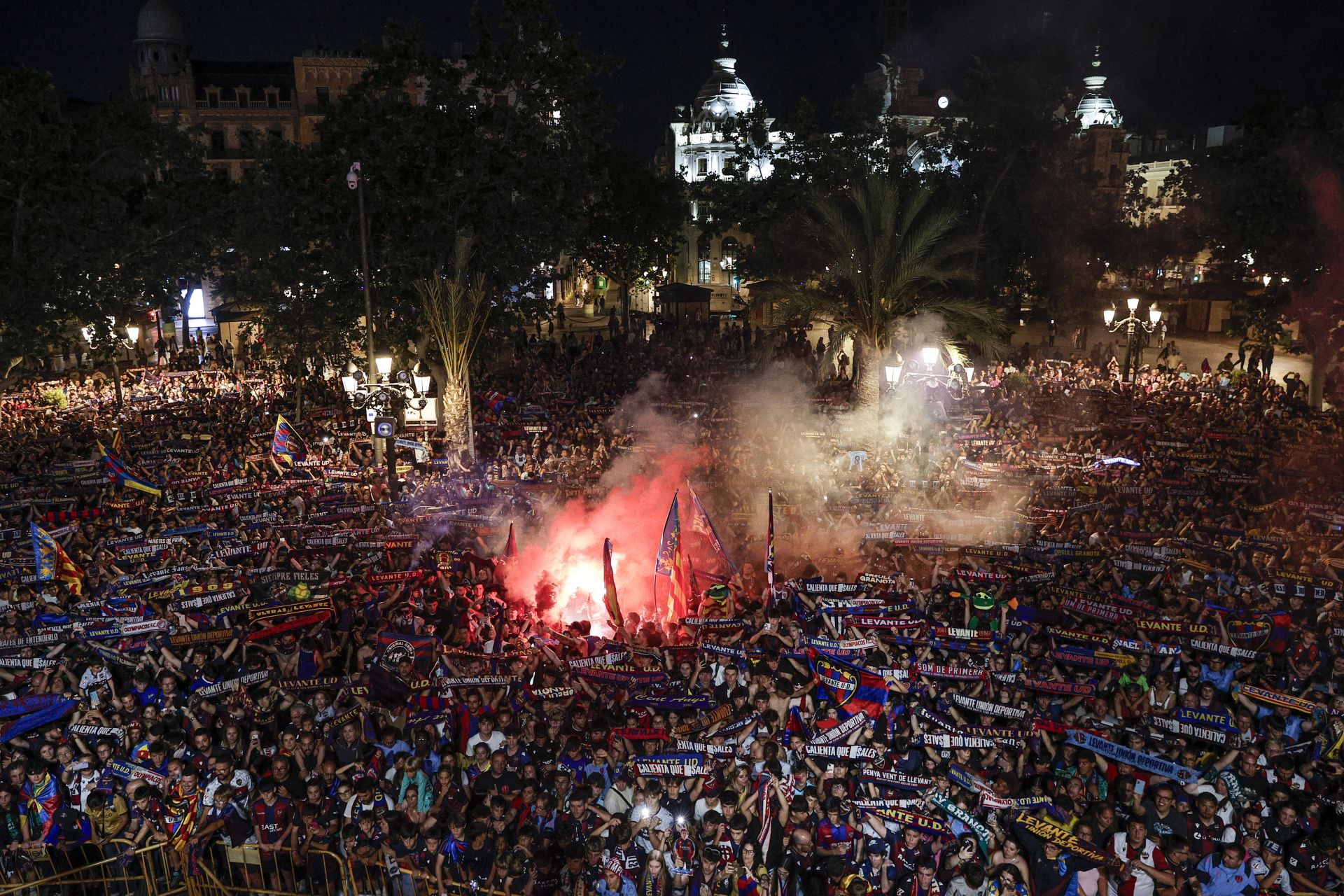 La rúa de celebración del ascenso del Levante, en imágenes