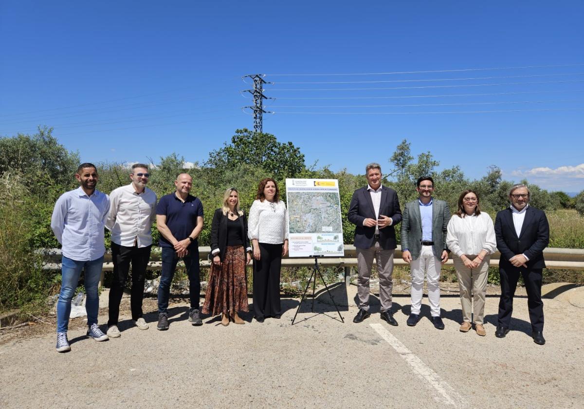El alcalde de Vilamarxant, el conseller y otras autoridades, durante la presentación.
