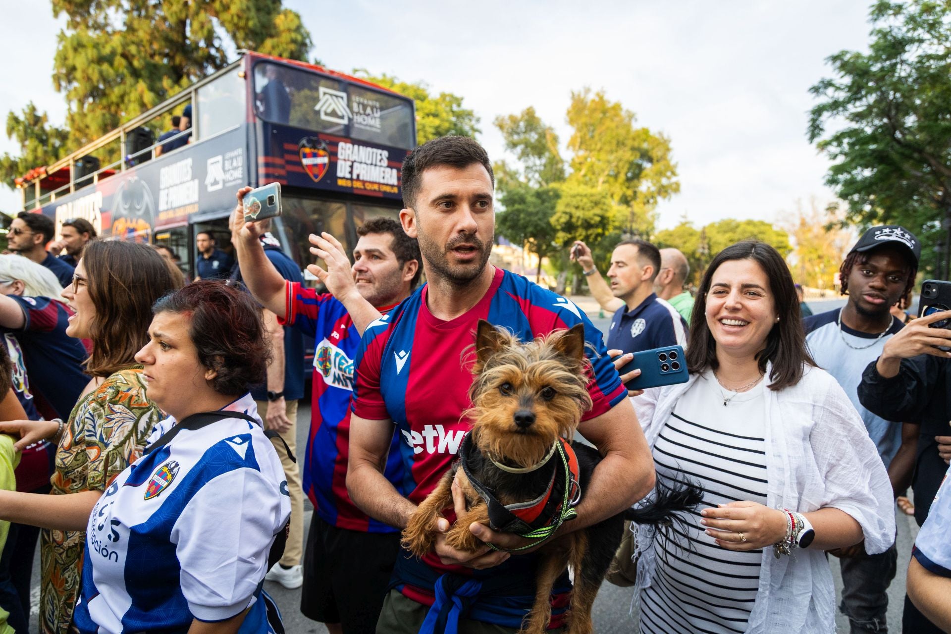La rúa de celebración del ascenso del Levante, en imágenes