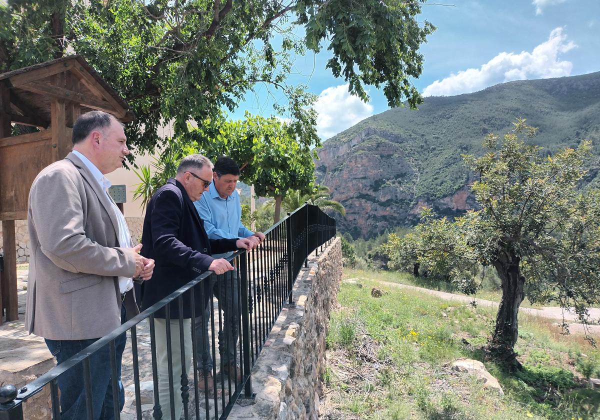 Torrechiva pide la retirada de piezas de hormigón del cauce del río