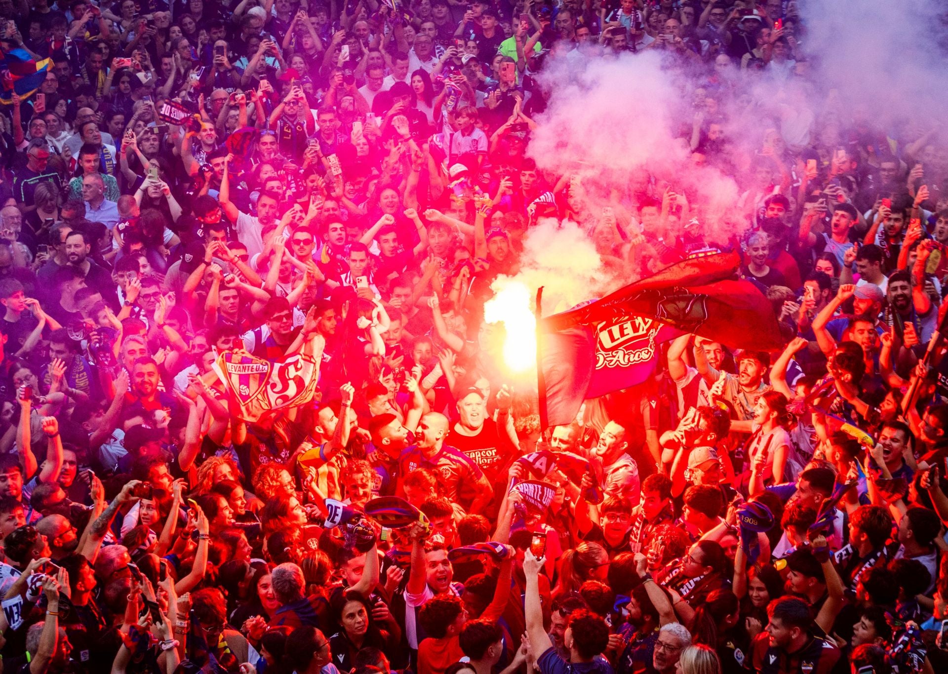 La rúa de celebración del ascenso del Levante, en imágenes
