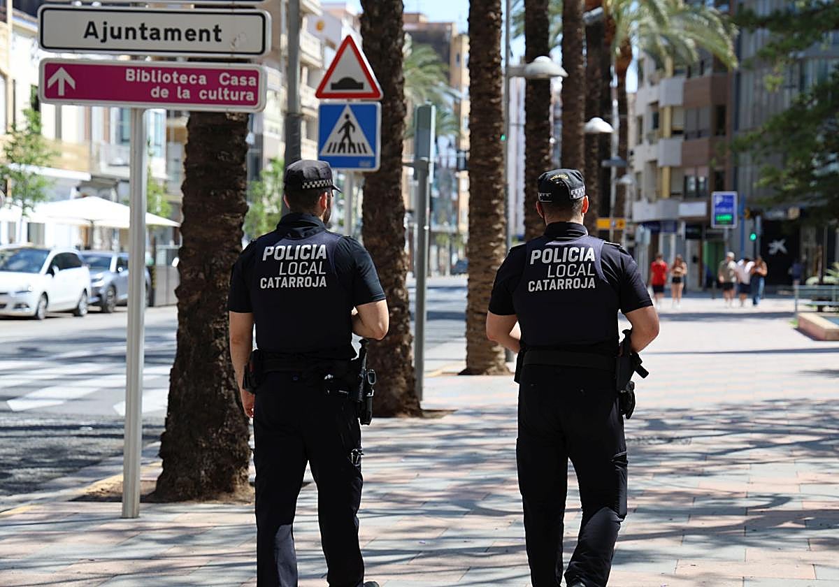 Dos agentes de patriulla en una calle de Catarroja.