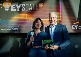 Majo Castillo, COO de Sesame recoge el premio.
