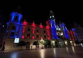 El Ayuntamiento de Valencia se tiñe de los colores blaugranas del ascenso.