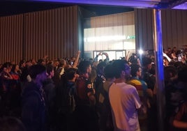 Aficionados del Levante en la Estación de AVE de Joaquín Sorolla.