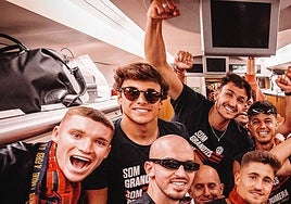 Los jugadores del Levante, celebrando el ascenso en el tren de vuelta a Valencia.