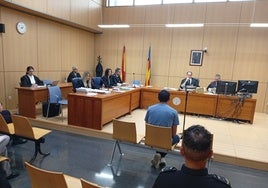 Sergio A. L. (de espalda) en el banquillo de los acusados.