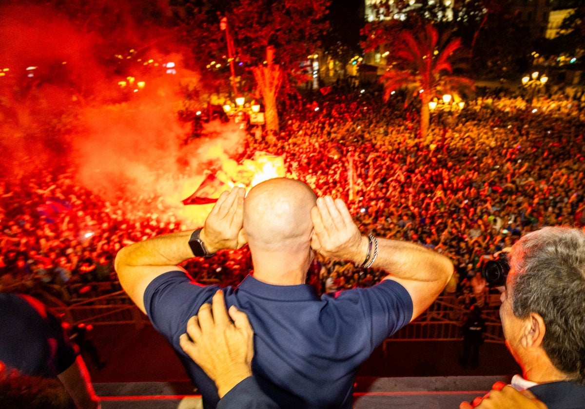Carlos Álvarez y Calero encienden la plaza del Ayuntamiento