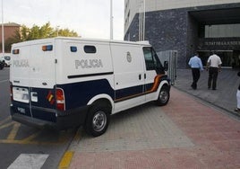Furgón policial en los juzgados de Elche.