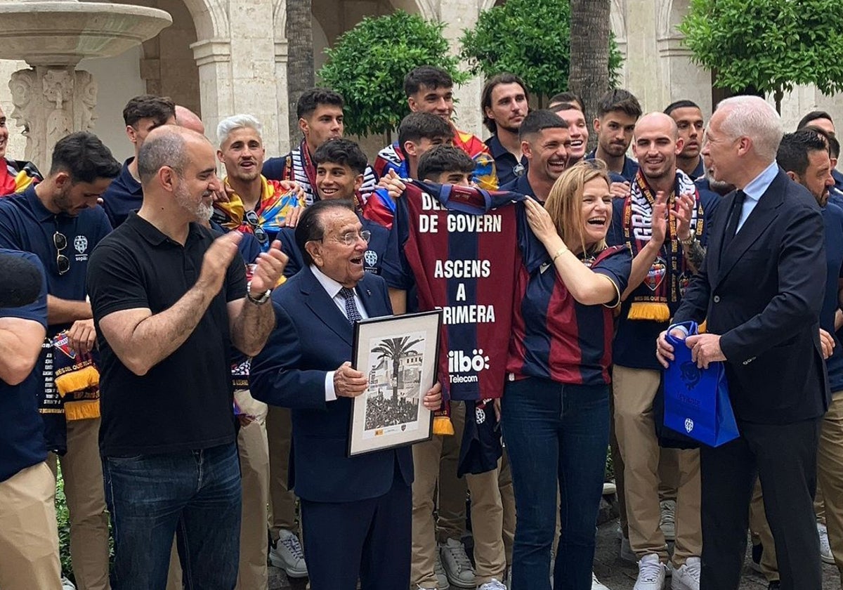 Pilar Bernabé muestra la camiseta regalada por el Levante.