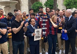 Pilar Bernabé muestra la camiseta regalada por el Levante.