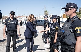 La alcaldesa pasa revista a los agentes de Policía Local, este lunes.