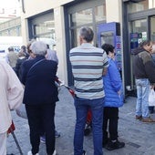 Varios jugadores en una administración de lotería.