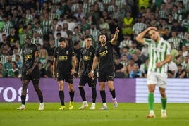 Rafa Mir (derecha) señala con el dedo tras marcar ante el Betis.