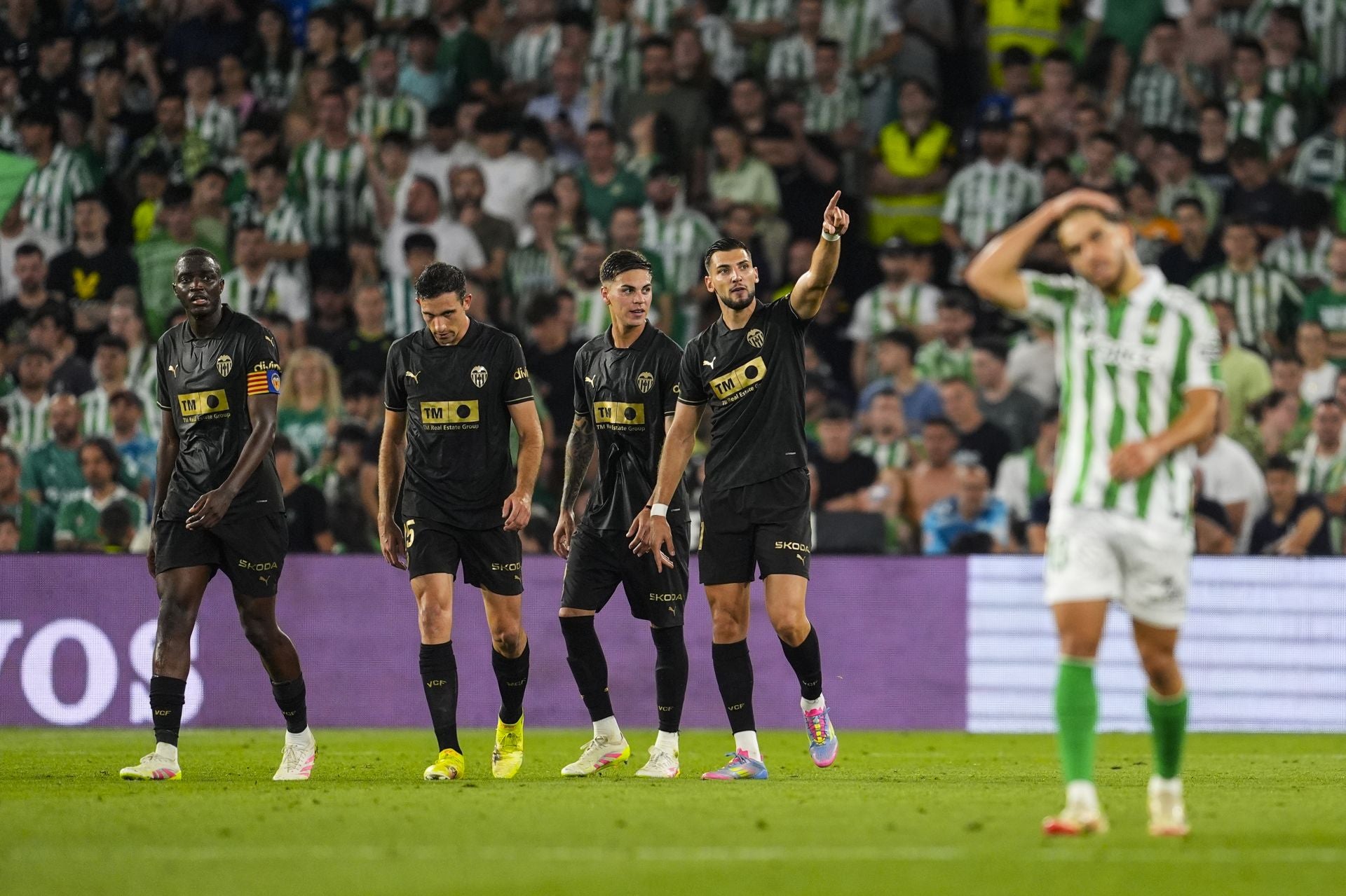 Rafa Mir (derecha) señala con el dedo tras marcar ante el Betis.