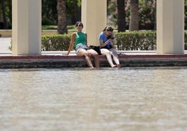 Dos mujeres se refrescan en Valencia.
