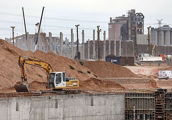 Un operario trabaja con una grúa en los terrenos de delante de la futura gigafactoría.