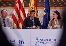 Carlos Mazón, entre José Vicente Morata y Ruth Merino.