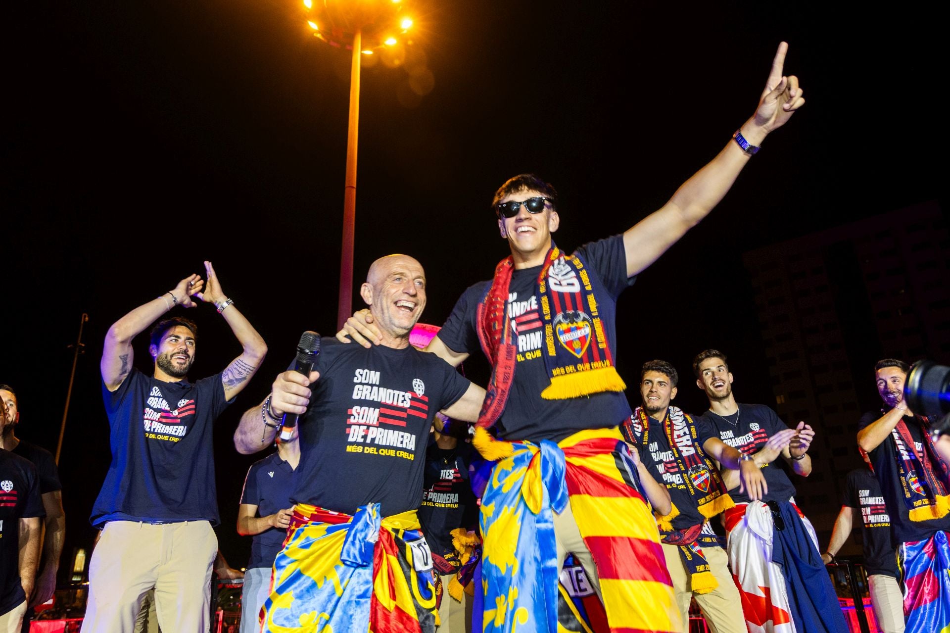 La rúa de celebración del ascenso del Levante, en imágenes